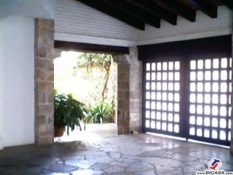 {"esp":"El garage","ing":"the garage"}